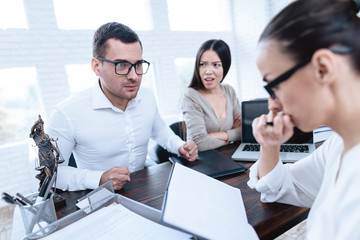 The couple went to a lawyer to conclude an agreement on the divorce.