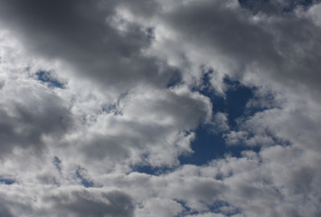  青空と雲「空想・雲のモンスター」（仲裁する、子供の喧嘩に親が出る、僕は悪くないよ～、なんだよ～、子供のささいな喧嘩、喧嘩の後は仲直りなどのイメージ）