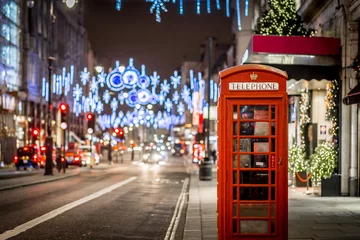 Foto auf Acrylglas Telefonzelle in London in der Weihnachtszeit © Alexey Fedorenko