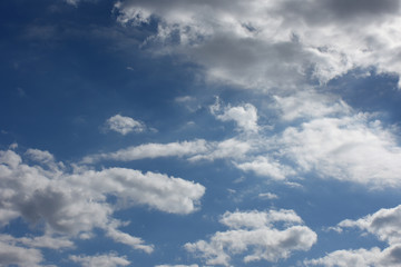 Fototapeta na wymiar 青空と雲「雲の風景」（小競り合い、交わる、困惑する、混乱する、交錯する、考えるなどのイメージ）