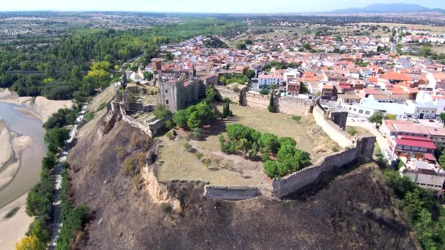 Castillo y muralla de Escalona​ desde el aire. Pueblo historico de Toledo (Castilla La Mancha, España) Video aereo con drone