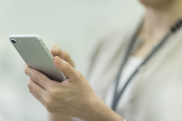 スマートフォンを操作するビジネスウーマン