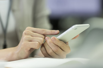 スマートフォンを操作するビジネスウーマン