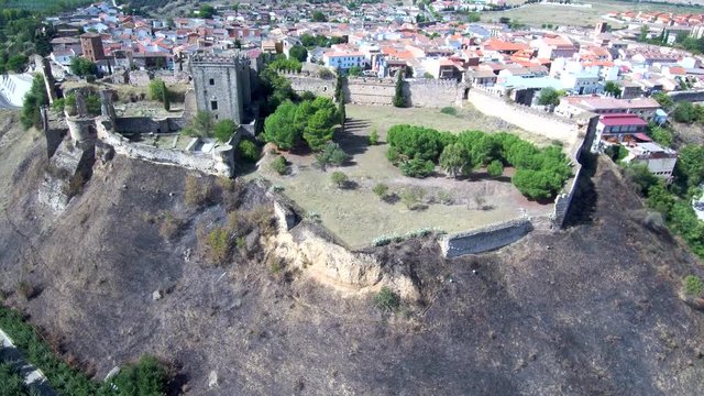 Escalona​ desde el aire. Pueblo historico de Toledo (Castilla La Mancha, España) Video aereo con drone
