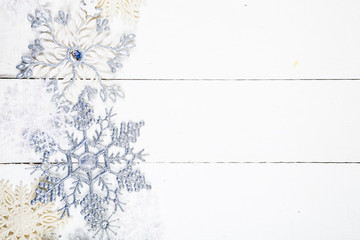 Obraz premium Silvery snowflakes on a wooden background