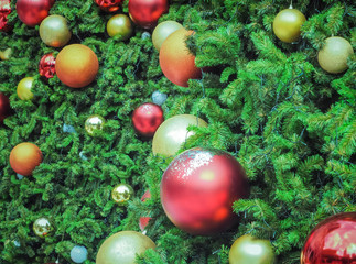 Obraz na płótnie Canvas Decoration bauble on decorated Christmas tree, Christmas celebration holiday background