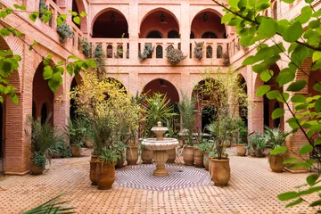 Rolgordijnen prachtige tuin binnen Marokkaanse binnenplaats, Marrakech © jon_chica