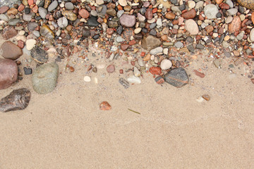 Fototapeta na wymiar Sand Strand Hintergrund Steine Kiesel Kieselsteine Textur