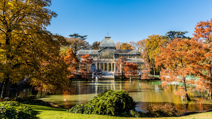 Palacio de Cristal dans le parc du Retiro à Madrid, entouré de couleurs automnales