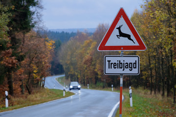 Verkehrszeichen Treibjagd mit Landstrasse