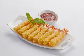 Fototapete Tempura Jumbo Shrimps with salad and salsa dip on white plate and white background © anish_ap1