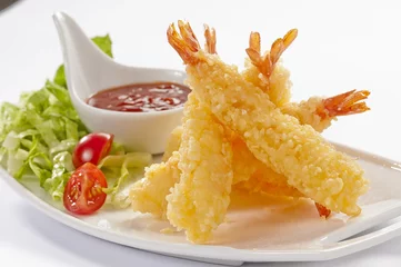 Plexiglas foto achterwand Tempura Jumbo Shrimps with salad and salsa dip on white plate and white background © anish_ap1