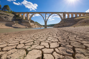 Landschaft aus trockenem Erdboden und Viadukt, extreme Dürre im Stausee Entrepenas, in Guadalajara, Kastilien, Spanien Europa