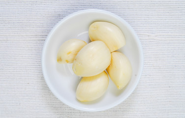 Fresh garlic in bowl