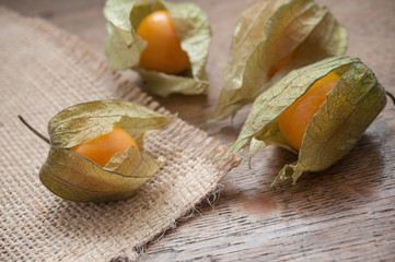 physalis sur table en bois