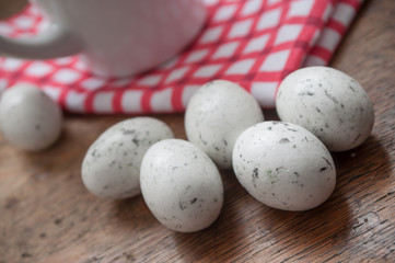 oeufs de cigogne en chocolat sur table en bois