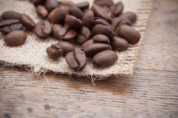 grains de café sur table en bois