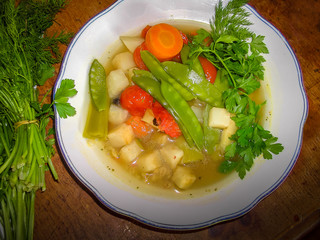 Frische Gemüsesuppe saisonal