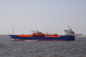  Frachtschiff auf der Elbe, Hamburg, Deutschland, Europa