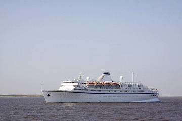Fototapeta na wymiar Passagierschiff auf der Elbe, Hamburg, Deutschland, Europa