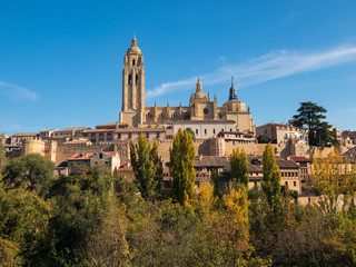 Fototapeta na wymiar Vista panoramica de la ciudad de Segovia, con su catedral