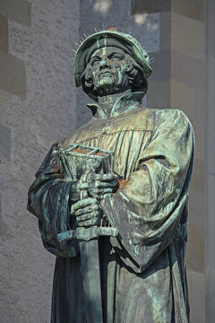 Denkmal f&uuml;r den Reformator Ulrich Zwingli, bei der Wasserkirche in Z&uuml;rich, Schweiz