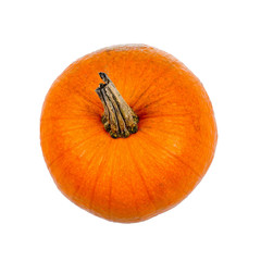 Ein einzelner orangener Halloween Kürbis von oben aufgenommen isoliert auf weißem Hintergrund