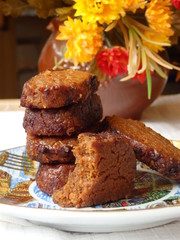Caramel frollini on the plate - dessert for the autumn mood