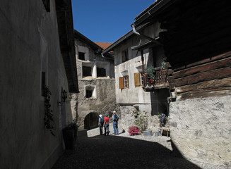 Fototapeta na wymiar Im Bergdorf Latsch, Graubünden; hier wurde der erste Heidifilm gedreht