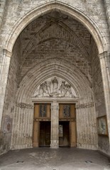 Fototapeta na wymiar Porche de la cathédrale Saint-Fulcran à Lodève, Hérault, France