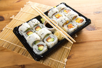Inside Out Sushi vom Lieferdienst in Variation Mango Lachs Frischkäse und Avocado Lachs