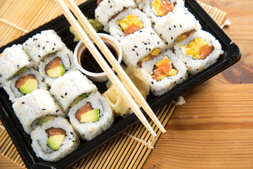 Inside Out Sushi vom Lieferdienst in Variation Mango Lachs Frischkäse und Avocado Lachs