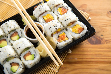 Inside Out Sushi vom Lieferdienst in Variation Mango Lachs Frischkäse und Avocado Lachs