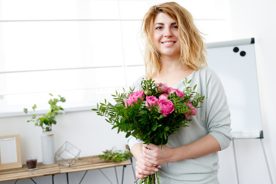 Picture woman of florist composing bouquet