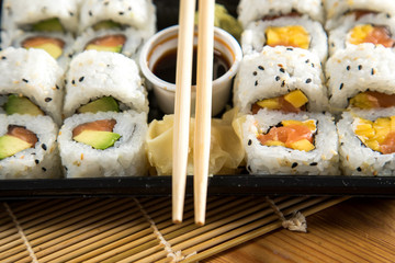 Inside Out Sushi vom Lieferdienst in Variation Mango Lachs Frischkäse und Avocado Lachs