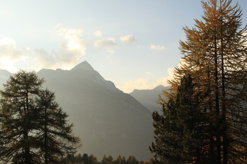Alpenromantik; Silhouette des Piz Polaschin im Oberengadin