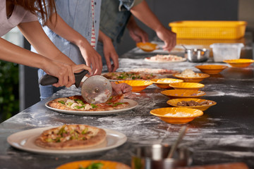 Obraz na płótnie Canvas Cutting pizza
