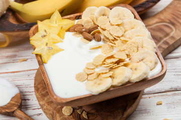 Banana yoghurt with seeds and cornflakes