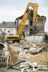 Bagger beim Abriss eines alten Wohnhauses
