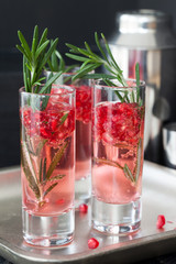 Festlicher Drink mit Rosmarin