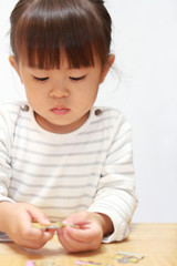 ジグゾーパズルをする幼児 (3歳)