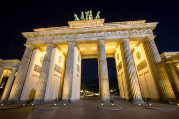 Obraz premium Brandenburger Tor in Berlin at night