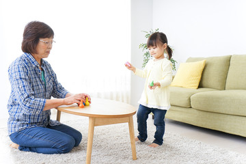 おばあちゃんとゲームをする子供