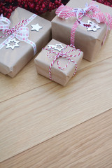 Pacchi regalo natalizi con fiocchi e decorazioni su tavolo di legno. Sfondo di Natale