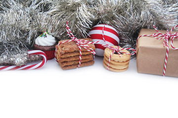 Sfondo natalizio. Biscotti e decorazioni di Natale su sfondo bianco