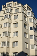 Immeuble parisien &agrave; fen&ecirc;tres carr&eacute;es, France