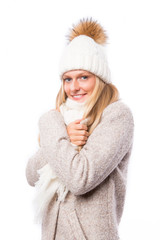 Attraktive blonde junge Frau im Winteroutfit