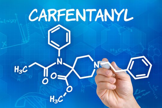 Hand zeichnet chemische Strukturformel von Carfentanyl