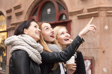 touristen entdecken eine sehenswürdigkeit in der stadt
