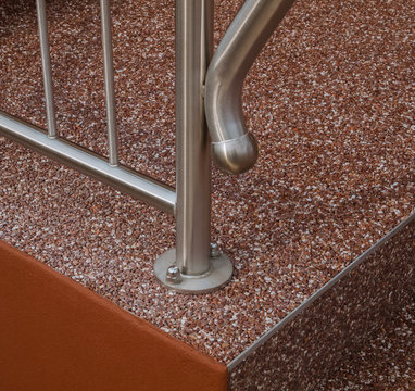 Edelstahlgel&auml;nder Detail mit Bodenbefestigung und Treppenstufe mit Steinteppich - Stainless steel railing detail with floor fixing and stair tread with stone carpet
